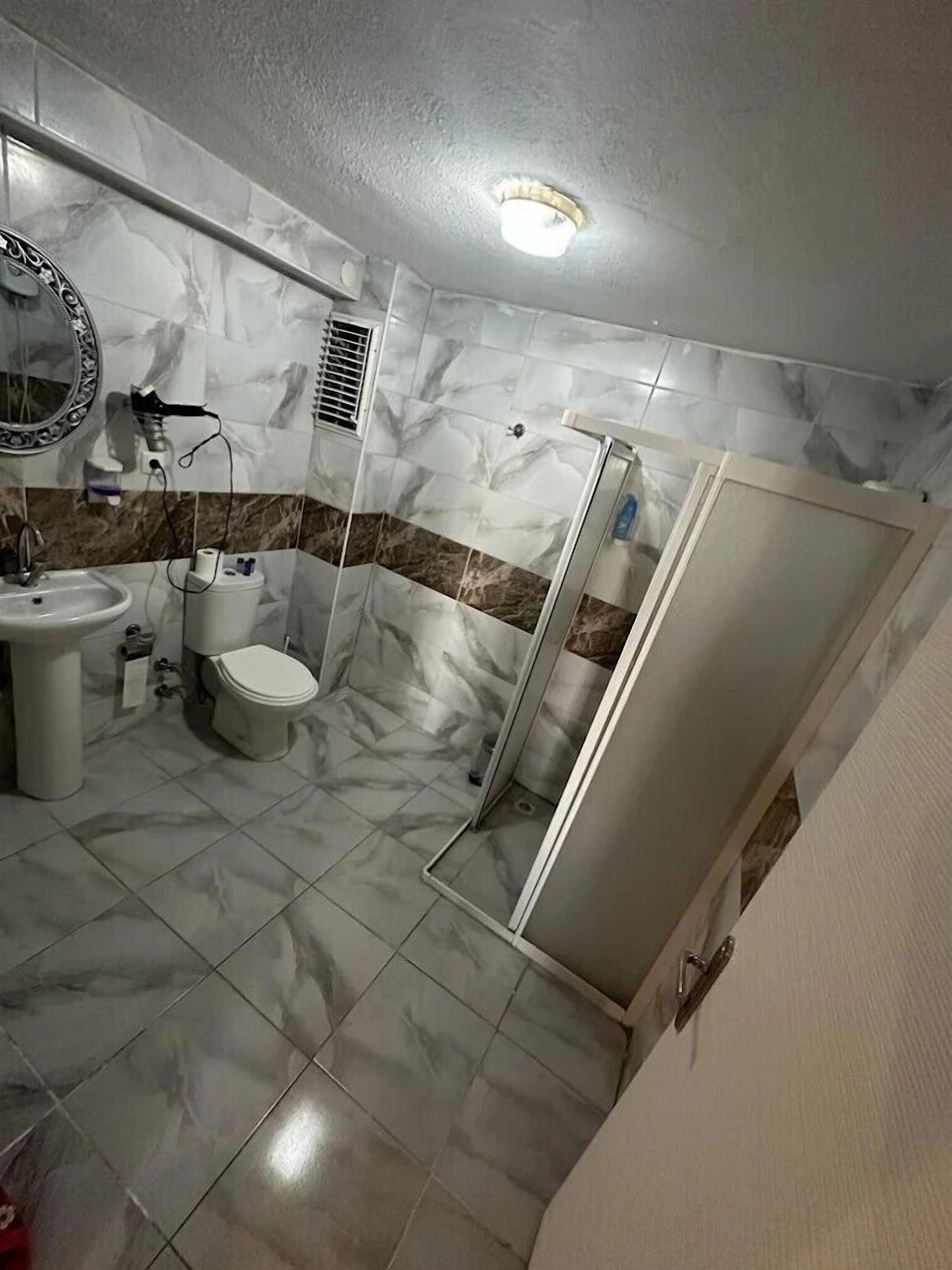 Habitación estándar con 2 camas individuales, vista a la ciudad | Baño | Regadera, secadora de cabello, pantuflas, toallas 