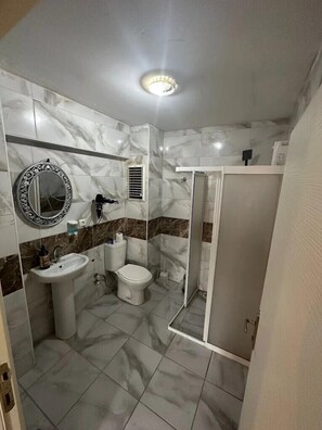 Standard-Zweibettzimmer, Stadtblick | Badezimmer | Dusche, Haartrockner, Hausschuhe, Handtücher