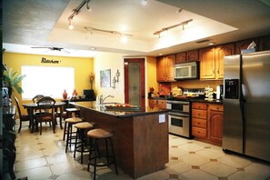 Mikrobølgeovn, ovn, kokeplater og oppvaskmaskin