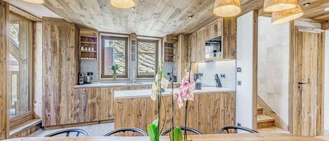 Kühlschrank, Ofen, Esstisch