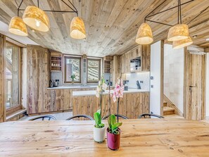 Fridge, oven, dining tables - Luxury Ski Apartment Aurora in Val d'Isere, France LVDI-26 (Val d'Isere)