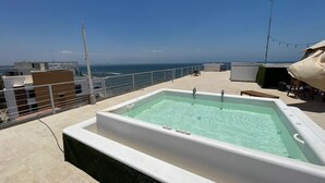 A rooftop pool with a clear view of the ocean. - Beautiful beachfront condo, 5 min walk from downtown, (Cruz de Huanacaxtle)