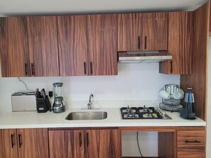 Refrigerador, parrilla de estufa, cafetera y tetera y tostadora 