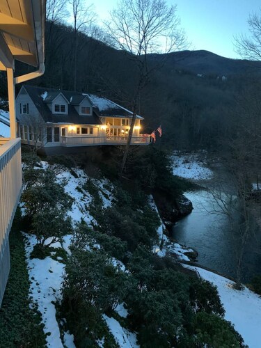 Riverfront Sanctuary Your Mountain Getaway