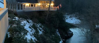 Riverfront Sanctuary Your Mountain Getaway