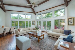 House | 5 bedrooms - Riverfront Sanctuary Your Mountain Getaway (Burnsville)