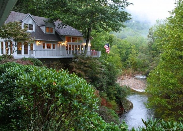 House | 5 bedrooms - Riverfront Sanctuary Your Mountain Getaway (Burnsville)