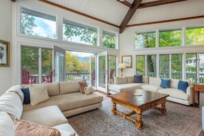 House | 5 bedrooms - Riverfront Sanctuary Your Mountain Getaway (Burnsville)