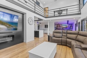 Smart TV, fireplace