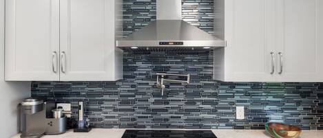 Réfrigérateur, four à micro-ondes, un four, surface de cuisson