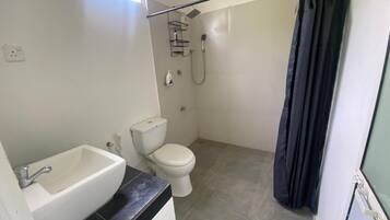 提供毛巾、番梘、廁紙