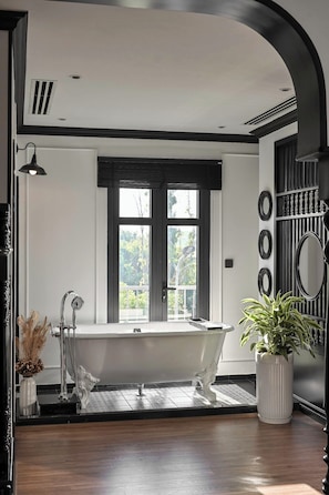 Habitación cuádruple familiar, balcón, vista a la ciudad | Baño | Tina y regadera independientes, secadora de cabello, batas, pantuflas