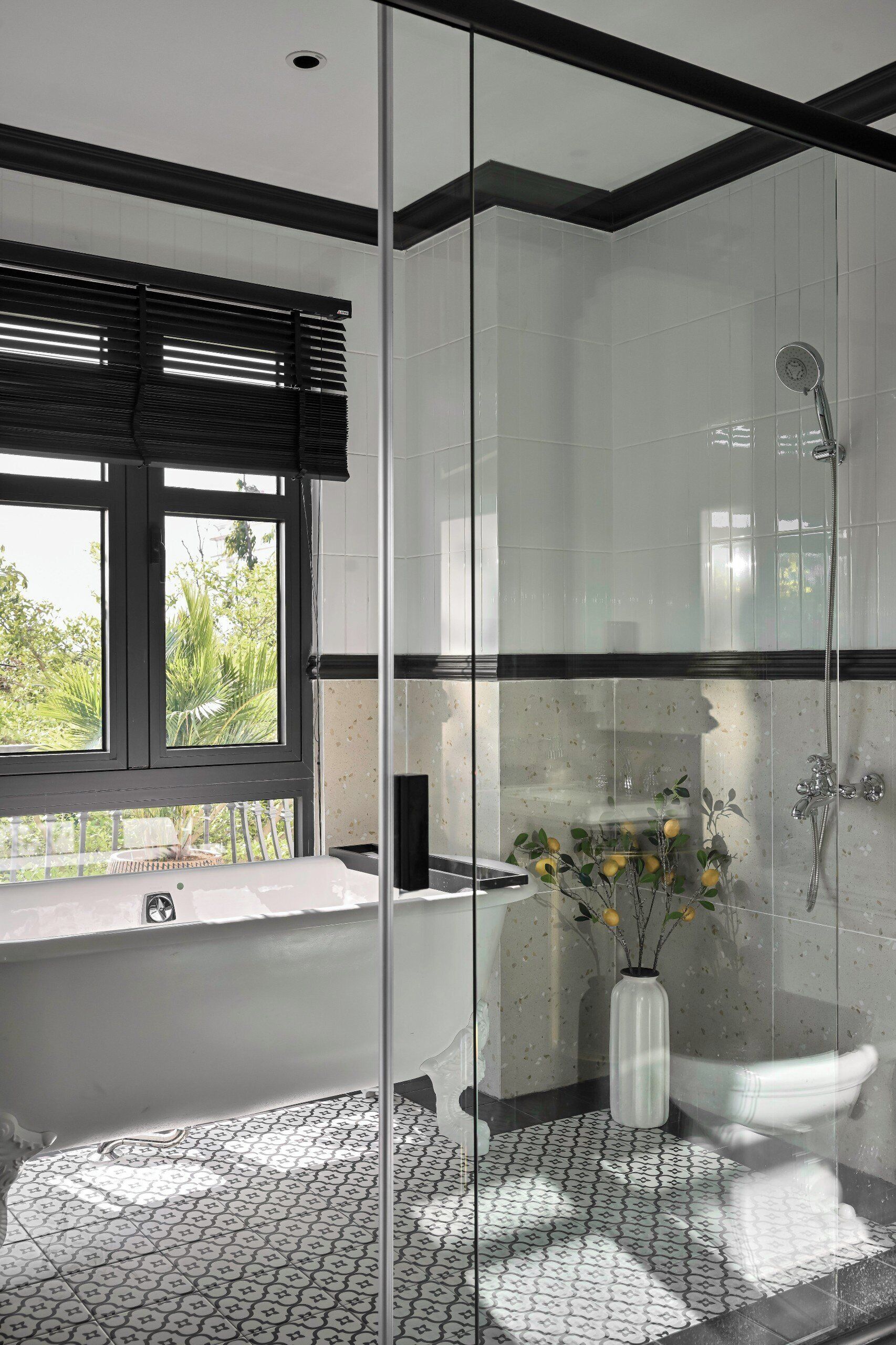 Un baño moderno con cabina de ducha de vidrio, bañera y ventana con persianas.