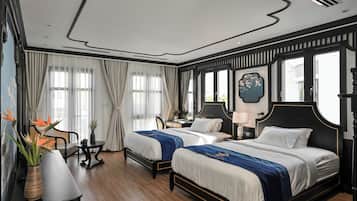 Chambre Deluxe Double ou avec lits jumeaux, balcon, vue ville | Coffres-forts dans les chambres, bureau