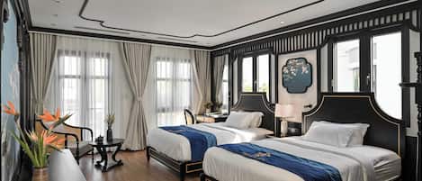 Habitación Deluxe con 1 cama doble o 2 individuales, balcón, vistas a la ciudad | Caja fuerte, escritorio, espacio para trabajar con un portátil