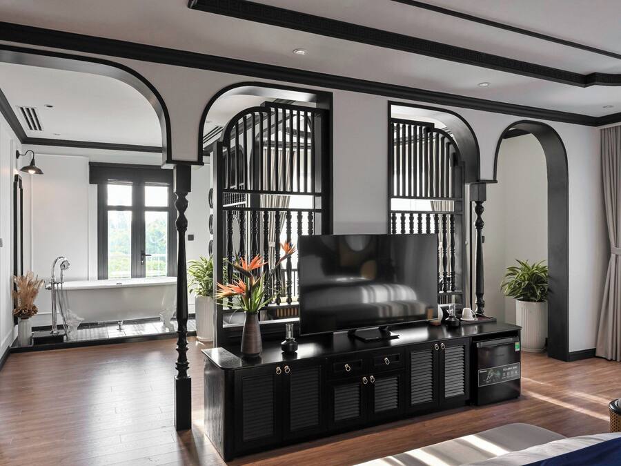 Familjerum för fyra - balkong - utsikt mot staden | Värdeförvaringsskåp på rummet, skrivbord och arbetsyta för laptop