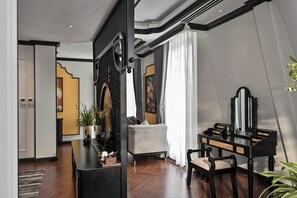 Caja de seguridad en la habitación y escritorio 