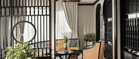 패밀리 쿼드룸, 발코니, 시내 전망 | 객실 내 금고, 책상, 노트북 작업 공간, 방음 설비