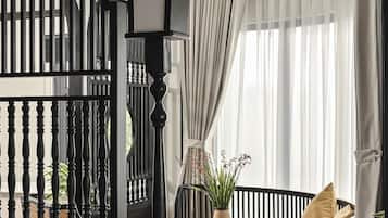 Family Quadruple Room, Balcony, City View | Living area