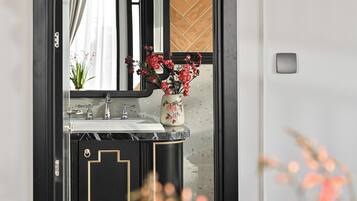 Family Quadruple Room, Balcony, City View | Bathroom