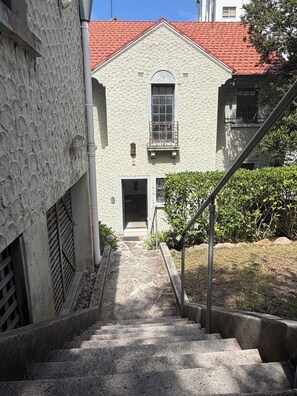 Property grounds - KozyGuru | MacMahons Point | Harbour Hideaway (McMahons Point)