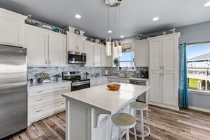 Kjøleskap, mikrobølgeovn, kokeplater og oppvaskmaskin