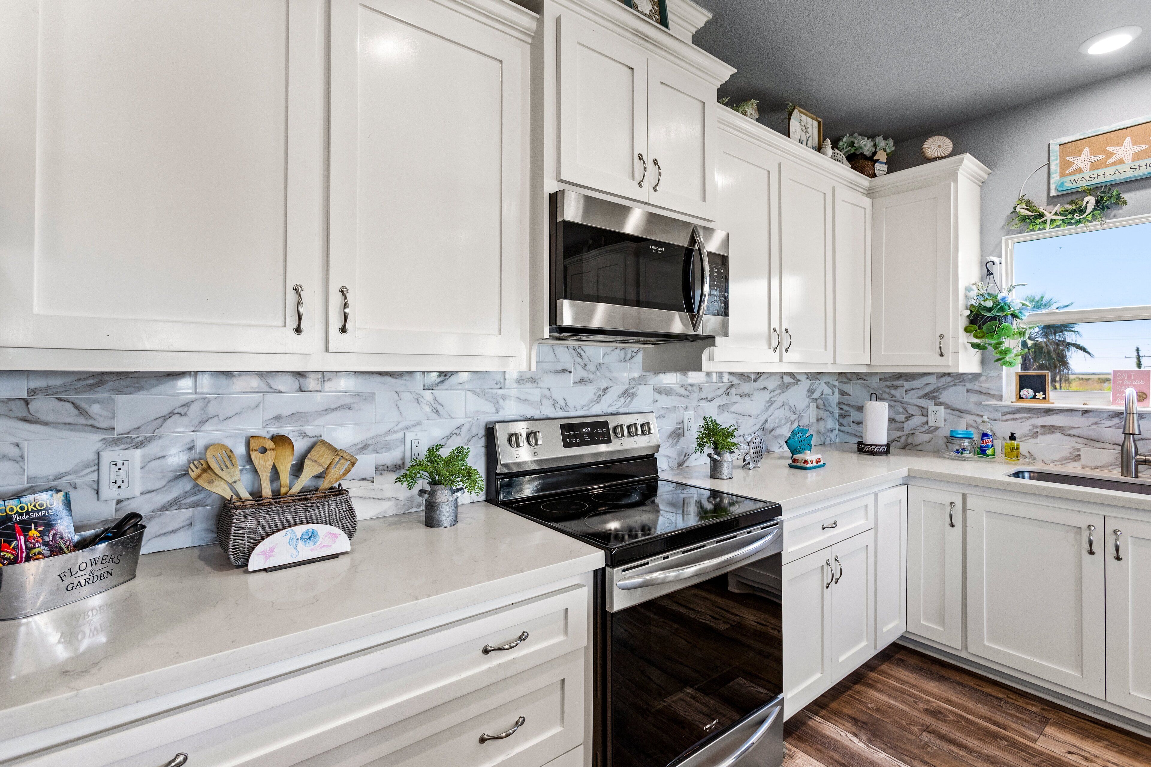 Kylskåp, mikrovågsugn, spishäll och diskmaskin