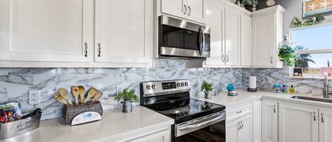 Fridge, microwave, stovetop, dishwasher