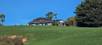 Crayfish Creek Farmstay - Rustic meets Coastal Charm & Stunning panoramic views.