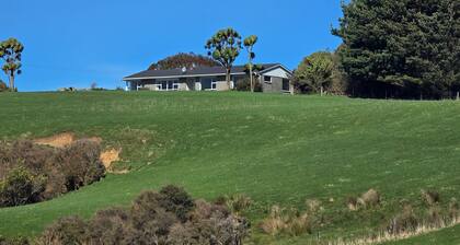Crayfish Creek Farmstay - Rustic meets Coastal Charm & Stunning panoramic views.