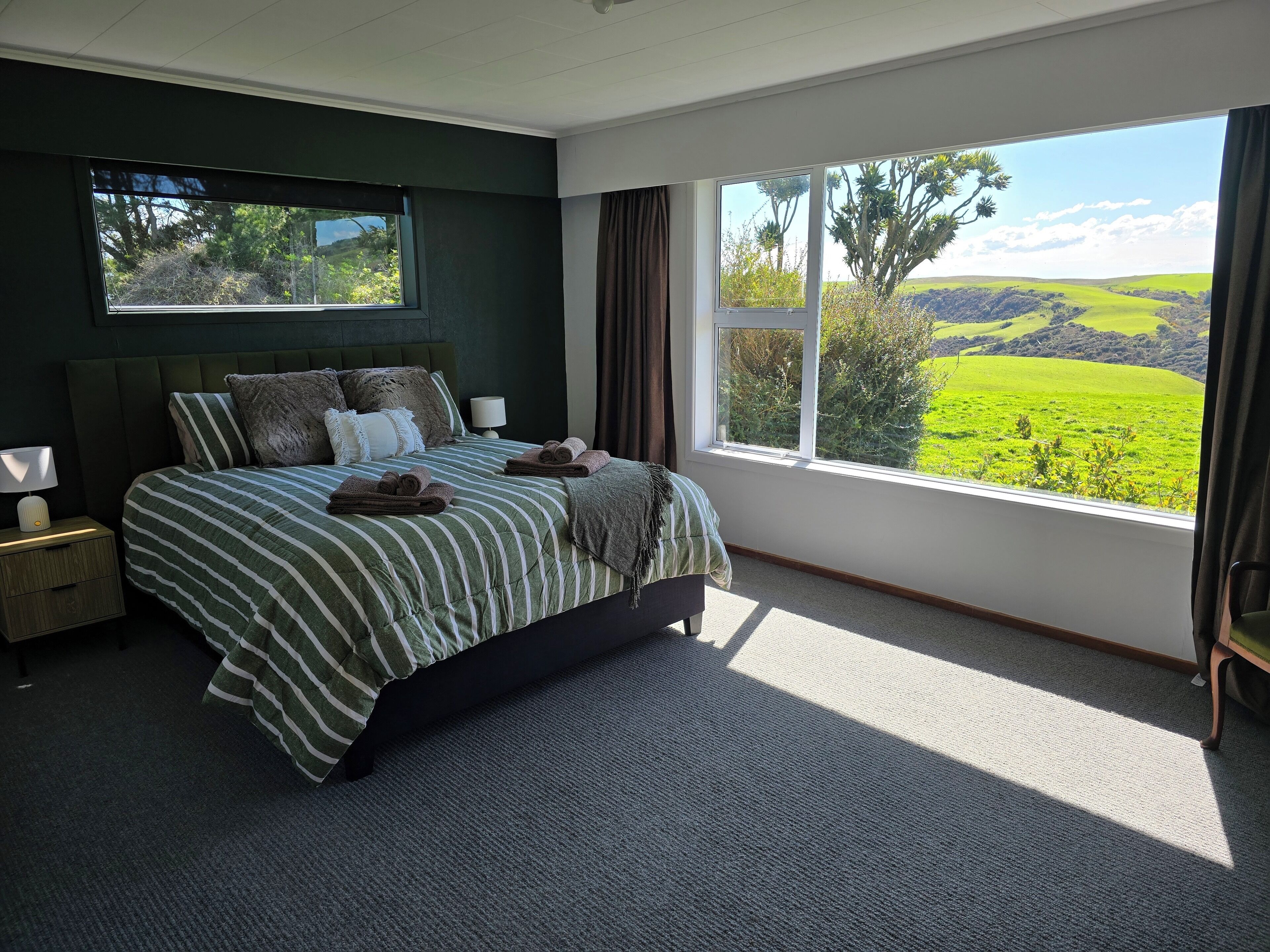 4 slaapkamers, een strijkplank/strijkijzer, reisbedje, gratis wifi