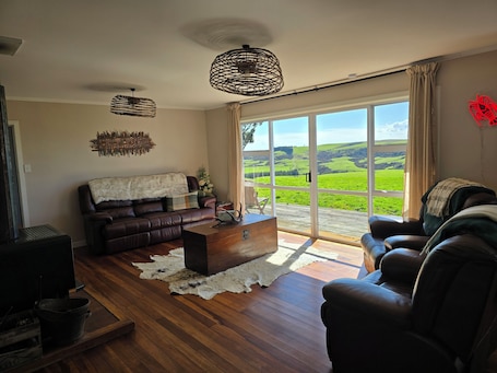 Smart TV, fireplace, books. Crayfish Creek Farmstay - Rustic meets Coastal Charm & Stunning panoramic views.
