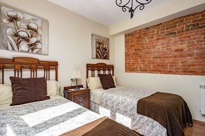 Iron/ironing board, bed sheets