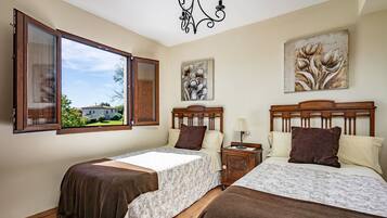 Iron/ironing board, bed sheets