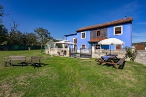 Outdoor dining - La Piñera - country house in Pola de Siero, Northern Spain (Pola De Siero)