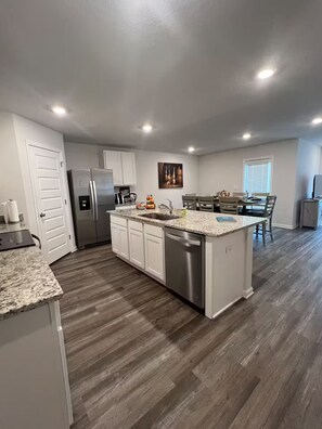 Fridge, microwave, oven, stovetop - Delightful 4-bedroom house with AC in Crestview (Crestview)