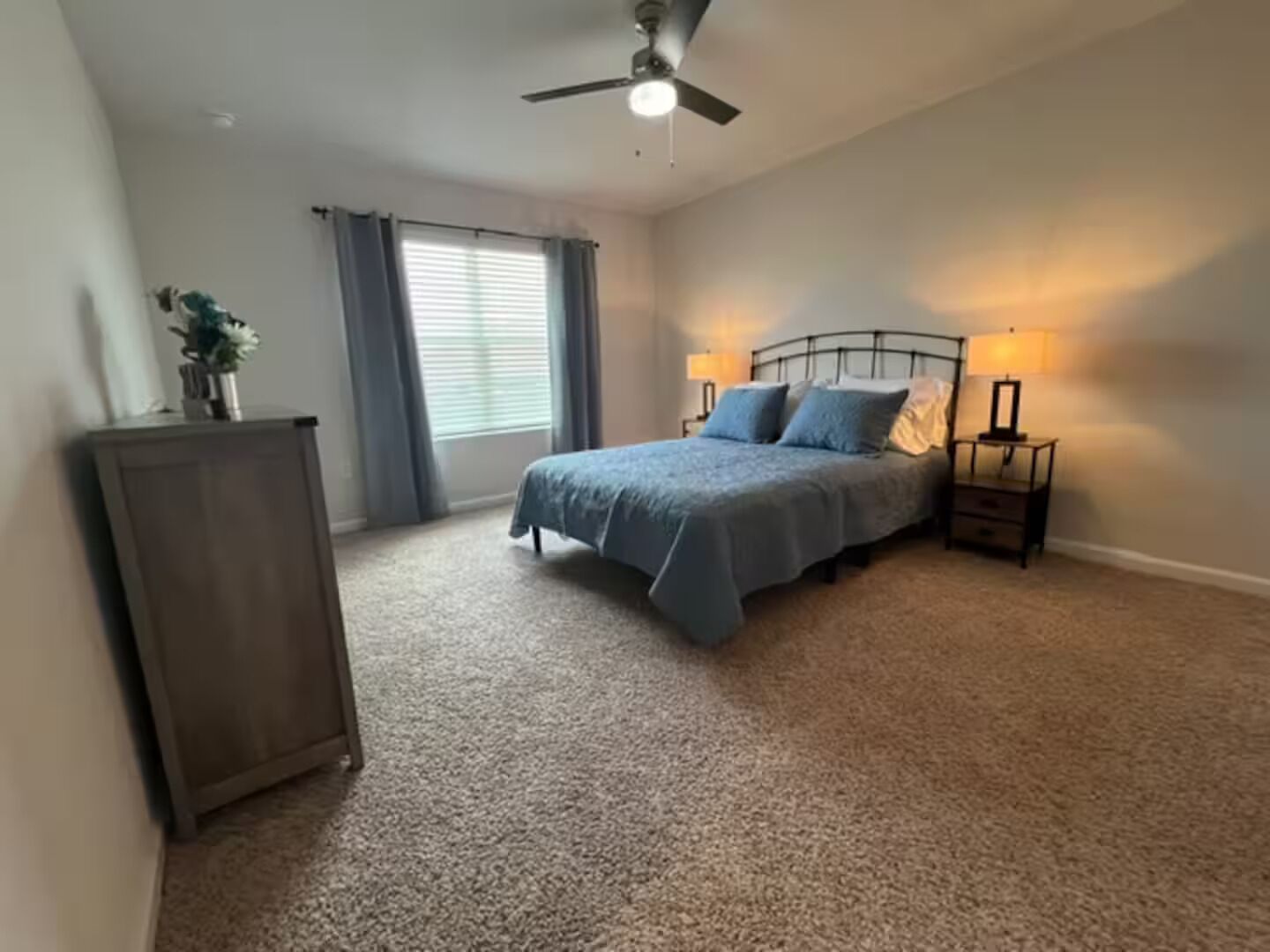 4 slaapkamers, een strijkplank/strijkijzer, gratis wifi, beddengoed