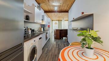 Geladeira, micro-ondas, fogão, cooktop