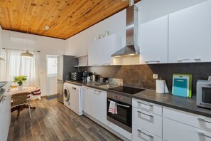 Een koelkast, een magnetron, een oven, een kookplaat