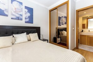 2 عدّة غرف نوم ومكواة/لوح كي وسرير سفر وواي فاي