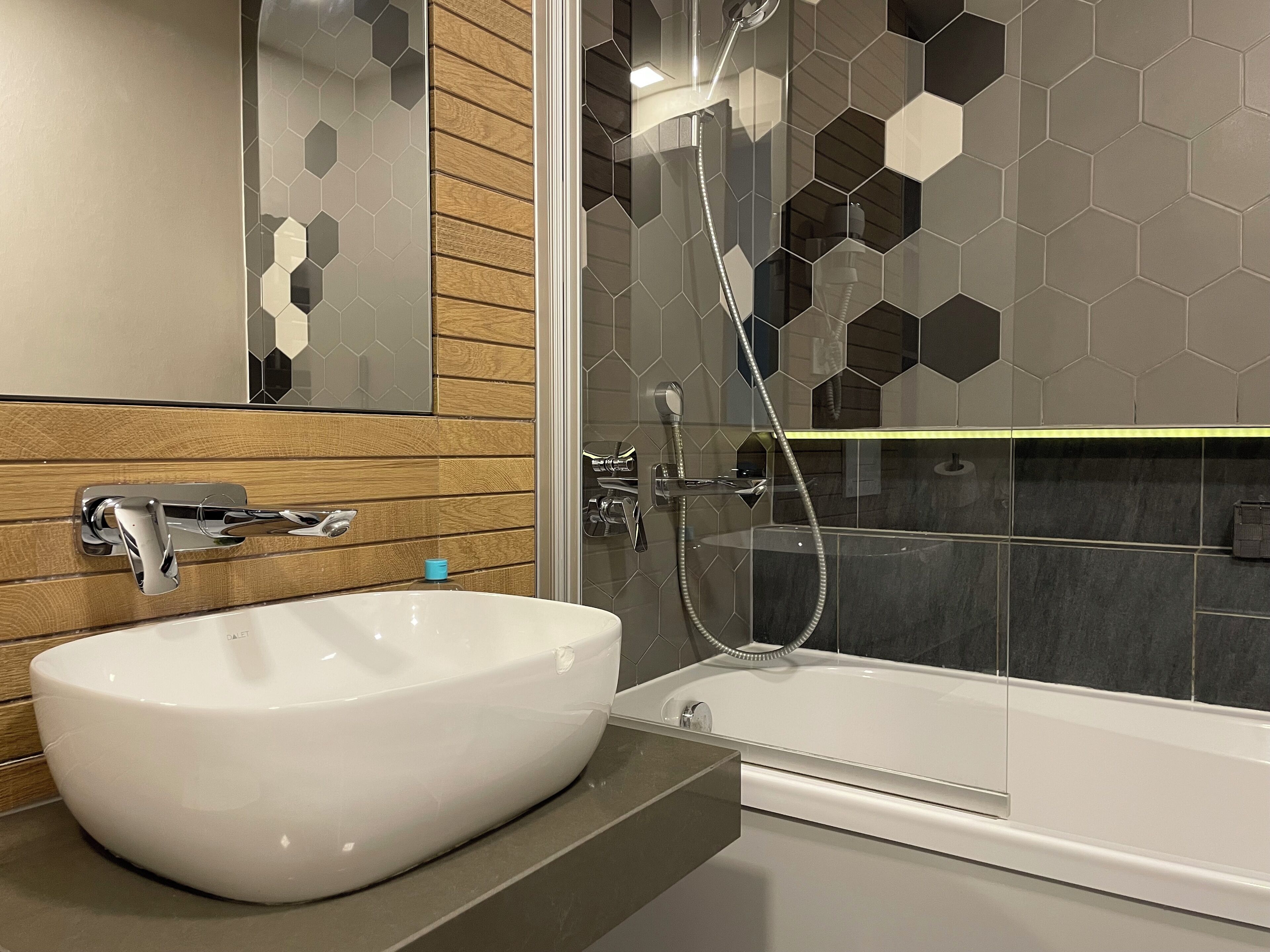Ilmaiset hygieniatuotteet, hiustenkuivaaja, pyyhkeet