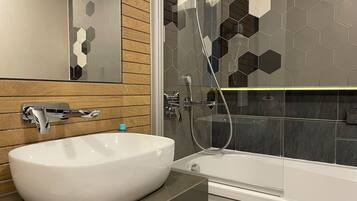 Ilmaiset hygieniatuotteet, hiustenkuivaaja, pyyhkeet