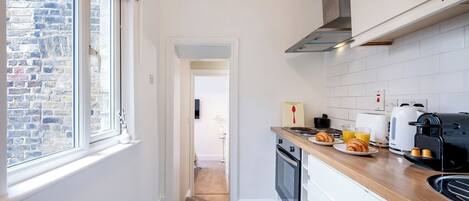 Frigorifero, microonde, forno, piano cottura