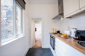 Fridge, microwave, oven, stovetop - Soho Charming Apt, 2BR/3BDS/1BA (Greater London)