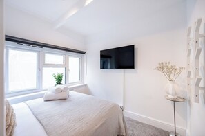 2 bedrooms, iron/ironing board, WiFi, bed sheets - Soho Charming Apt, 2BR/3BDS/1BA (Greater London)