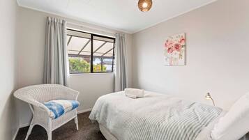 3 bedrooms, iron/ironing board, WiFi, bed sheets