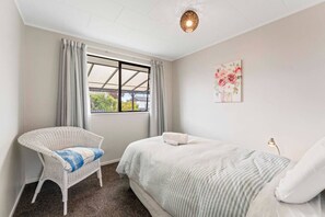 3 عدّة غرف نوم ومكواة/لوح كي وواي فاي وملاءات أسرّة