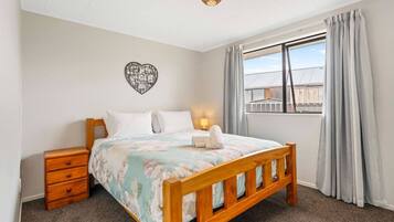 3 bedrooms, iron/ironing board, WiFi, bed sheets