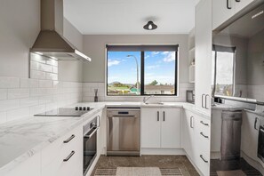 Coffee/tea maker, fridge, microwave, oven - Nukuhau Nook - Taupo (Taupō)
