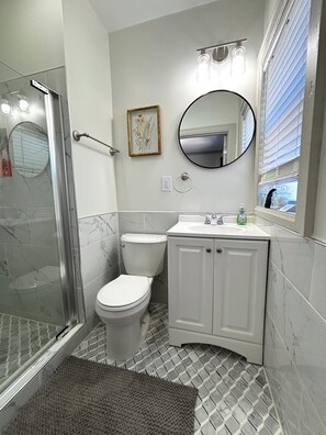 Pyyhkeet, saippua, vessapaperi